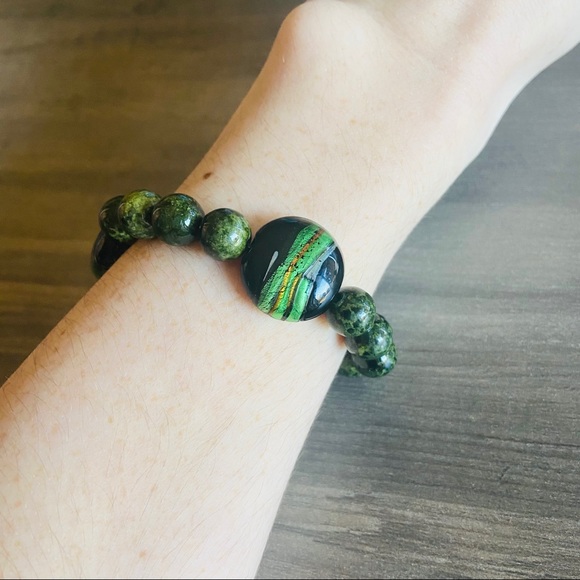 Green Beaded Bracelet Handmade - Picture 4 of 4